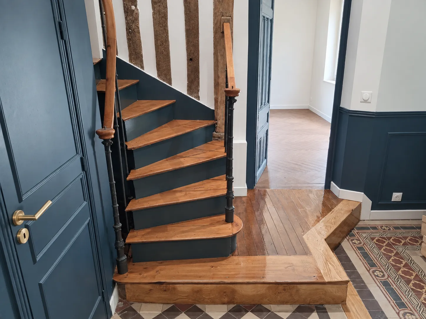 Escalier et boiseries rénovés, réalisation MNR Rénovation