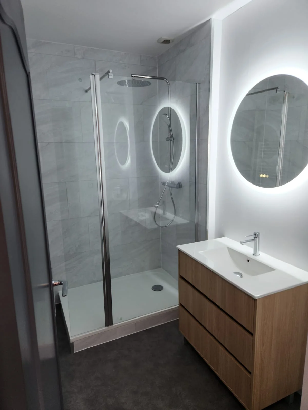 Salle de bains : vue de la douche
