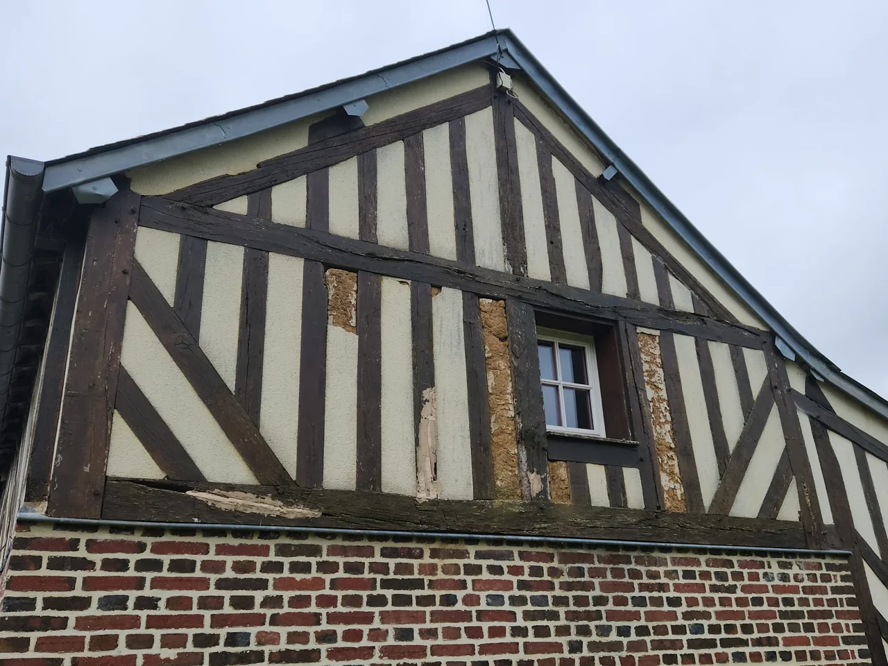 Rénovation d’un pignon à colombages avant travaux