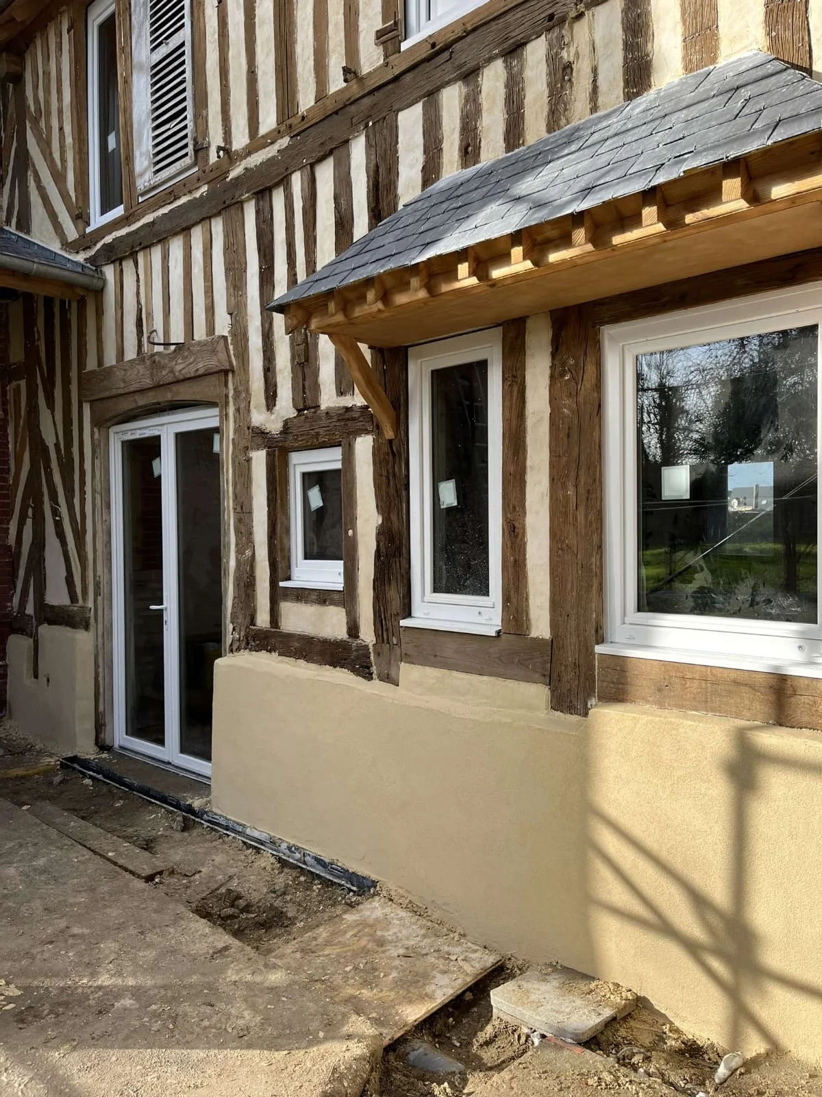 Façade rénovée par MNR, bois apparents et nouvelles finitions