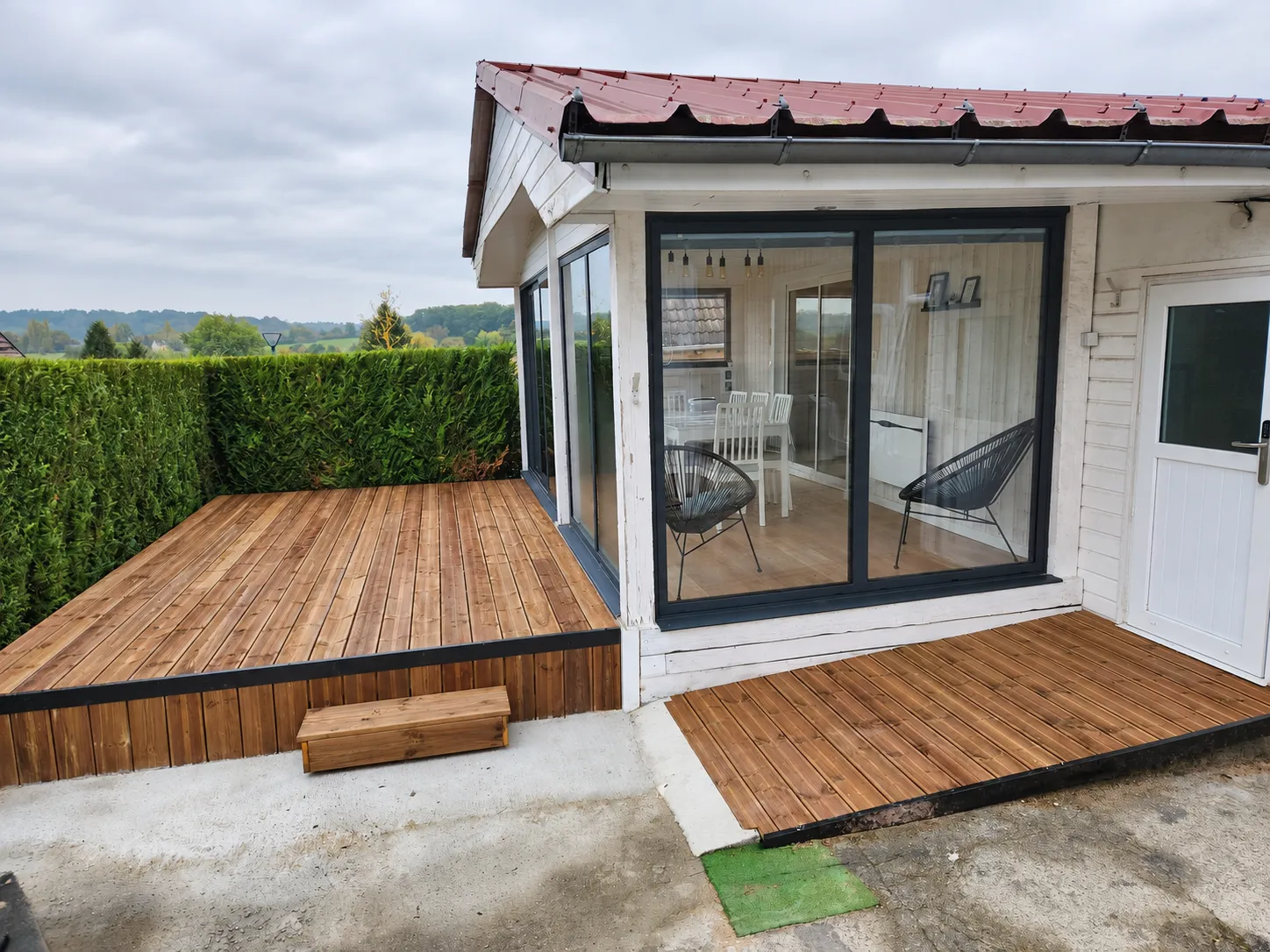 Terrasse en bois, photographie de chantier retouchée